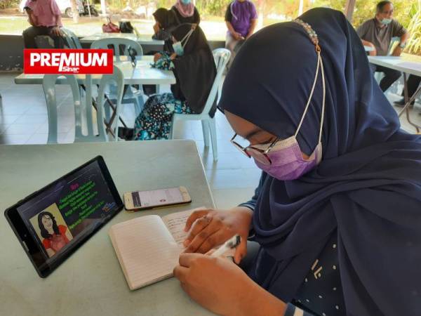 Tengku Nur Alia mengikuti kelas PdPR di PAWE, Balik Pulau sebagai persediaan sebelum menghadapi peperiksaan SPM.