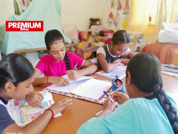 Sebagai anak sulung daripada lima adik beradik, Elavarasi (dua dari kiri) turut membantu adik-adiknya ketika proses PdPR di rumahnya di Ladang Sungai Krudda, Sungai Siput.