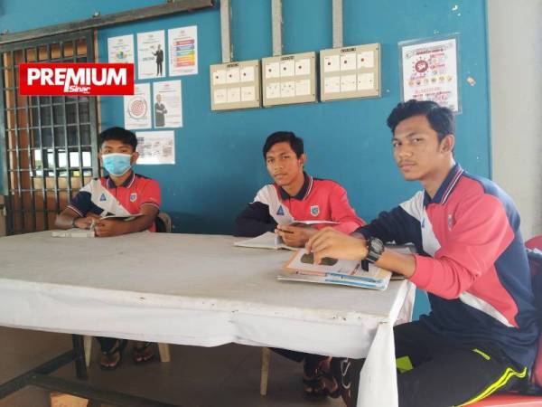 Dari kiri: Mohd Aziq, Mohd Afiq dan Mohd Aliff bersyukur dibantu pihak sekolah dan guru bagi menghadapi SPM 2020.