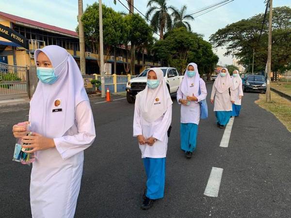 Calon SPM dari SMK Putera beratur untuk memasuki dewan peperiksaan di Kompleks Sekolah-Sekolah Wakaf Mek Zainab. Kota Bharu pada Isnin.