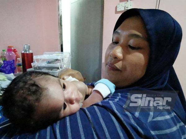 Fatin Hazlin Dahlia bersama bayinya,Sayyid Uwais Al-Qarni ketika ditemui Sinar Harian di kediaman di Jalan Lorong Padang Baloh, Kampung Batu Hampar, Manir di Kuala Terengganu.