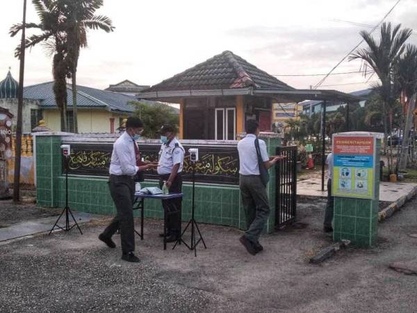 Calon SPM SMK Seri Semantan ketika melalui pemeriksaan dan prosedur operasi standard (SOP) yang ditetapkan