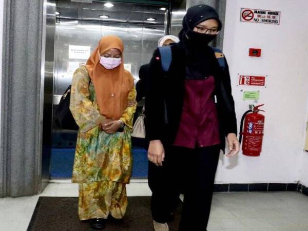 Norazah (kiri) dibawa ke Mahkamah Sesyen Johor Bahru pada Isnin untuk didakwa atas pertuduhan membuat tuntutan palsu RM16,800.