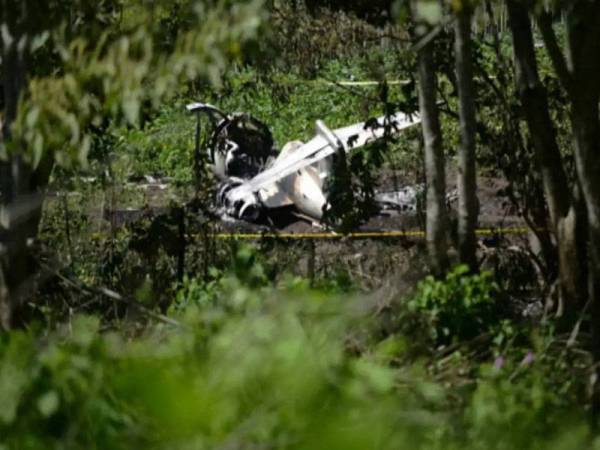 Gambar menunjukkan sebuah pesawat tentera Mexico terhempas sehingga mengorbankan enam orang di Emiliano Zapata, negeri Veracruz pada Ahad. - Foto AFP