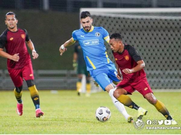 Syazwan (kanan) turut diturunkan pada aksi persahabatan menentang Penang FC di Stadium Negeri Pulau Pinang yang berkesudahan KDA FC tewas 3-1 pada Ahad.