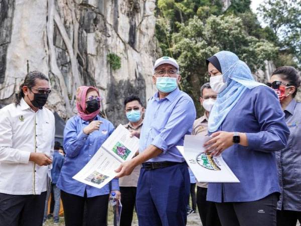 Shamsul Anuar melihat pelan Geotapak Gunung Lang sempena lawatan kerjanya pada Isnin. Foto: Majlis Bandaraya Ipoh