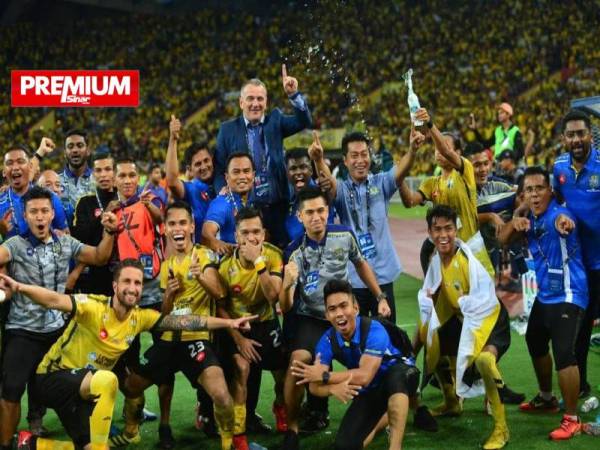 Imbas kembali. Durakovic (tengah) meraikan kejayaan Perak muncul juara Piala Malaysia 2018 di Stadium Shah Alam.