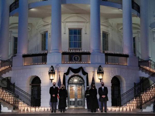 Biden (kiri), Jill (dua dari kiri) dan Kamala Harris (dua dari kanan) serta Doug Enhoff memperingati rakyatnya yang meninggal dunia akibat Covid-19 di Rumah Putih, Washington pada Isnin. - Foto AFP