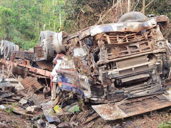 Keadaan treler dinaiki mangsa yang terjunam ke dalam gaung di KM218.7, LPT1 awal pagi Selasa. FOTO: JBPM PAHANG