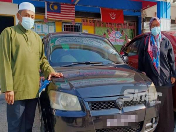 Nor Ain di samping kereta Proton Saga diterima hadiah daripada Ahmad Fadhli pada majlis penyampaian bantuan kepada mangsa tebing runtuh dari zon merah di Pusat Khidmat Ahli Parlimen, Kasar, Pasir Mas pada Selasa.