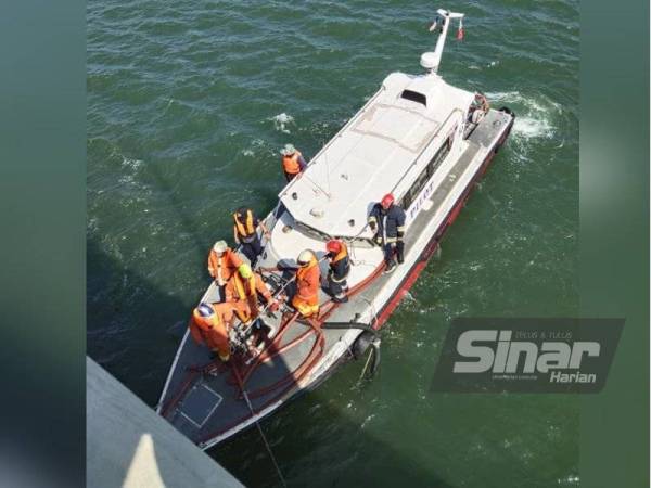 Anggota bomba terpaksa menggunakan bot untuk memadamkan api di bawah Jambatan Pulau Pinang.