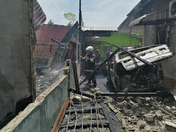 Dua kediaman musnah dalam kebakaran di Jalan Gunung Keriang, di sini pada Isnin.