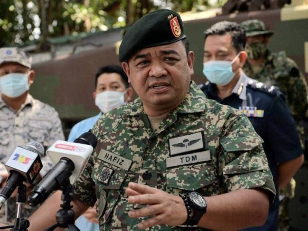 Panglima Medan Barat Tentera Darat, Leftenan Jeneral Datuk Muhammad Hafizuddeain Jantan ketika sidang akhbar Lawatan Panglima Medan Tentera Darat ke Markas Taktikal, Tanjung Sepang sempena Op Benteng pada selasa.