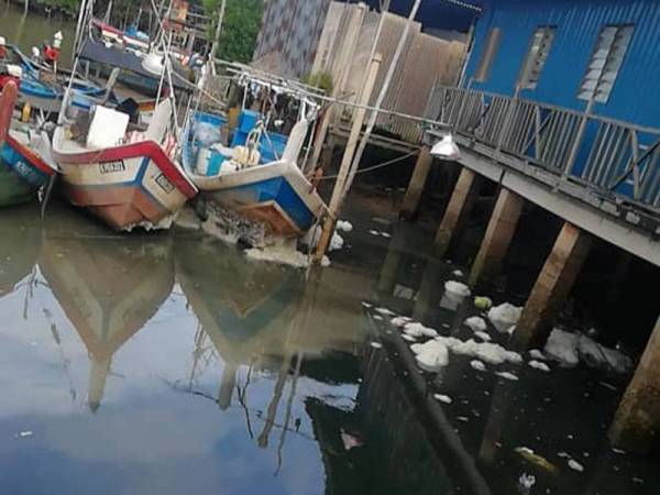 Air sungai di Kuala Kerpan didakwa bertukar hitam dan berbau busuk akibat buangan sisa kolam ternakan udang.