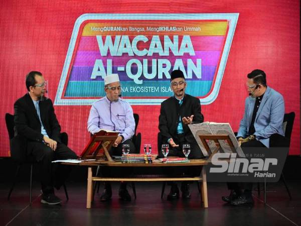 Fazrul (kiri) bersama Firdaus, Mohd Aizam dan Ahmad Tarmizi (kanan) semasa program Wacana Al-Quran Siri-91 bertajuk ‘Ajaran Sesat: Akibat Mempertuhankan Akal’ yang bersiaran secara langsung dari Studio F, Kumpulan Karangkraf, Shah Alam pada Isnin. - Foto Sinar Harian ASRIL ASWANDI SHUKOR