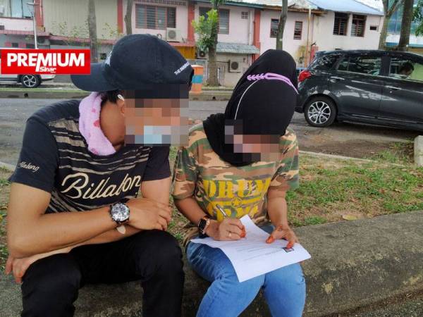 Amir (kiri) dan Dilla yang menyewa sebuah bilik di Larkin, Johor Bahru berharap dapat pulang segera ke Kelantan.