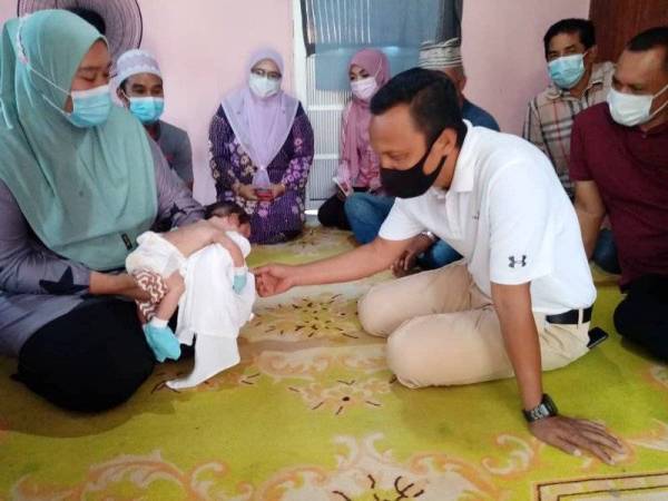 Sayyid Uwais Al-Qarni menerima kunjungan ADUN Telemong, Datuk Rozi Mamat di kediaman datuk dan neneknya di Kampung Batu Hampar, Manir, Kuala Terengganu.