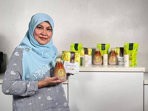 Rizq Fairuz menunjukkan produk-produk SweetLAB yang semakin mendapat sambutan menggalakkan daripada pengguna.