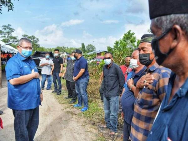 Saifuddin meluluskan peruntukan RM100,000 bagi membina pencawang elektrik di Kampung Kubang Ikan Bersatu di Cherating.