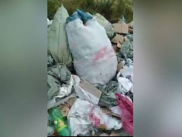 Lambakan bungkusan barang sebuah syarikat kurier yang ditemui di tempat pembuangan sampah berhampiran Tanah Perkuburan Islam Kampung Bukit Kuching Tengah.