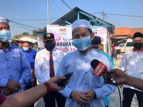 Nik Mohamad Abduh menjawab soalan media ketika ditemui sempena Program Gerak Tumpu IOW Proklamasi Darurat dan Kempen Pematuhan SOP Covid-19 Daerah Bachok di Kampung Budi, Bachok pada Rabu.