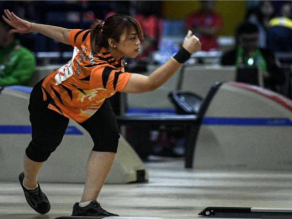 Siti Safiyah antara pemain tenpin boling negara yang kembali menjalani latihan pada Rabu. - Foto Bernama