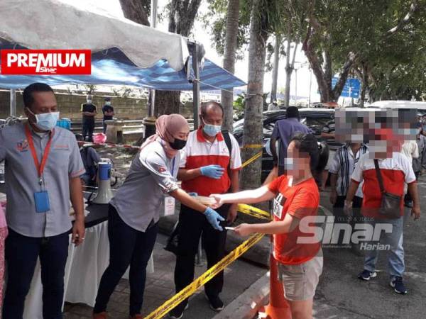 Agihan makanan untuk gelandangan yang diselaraskan di Persiaran Laman Tun Sri Lanang, Johor Bahru.