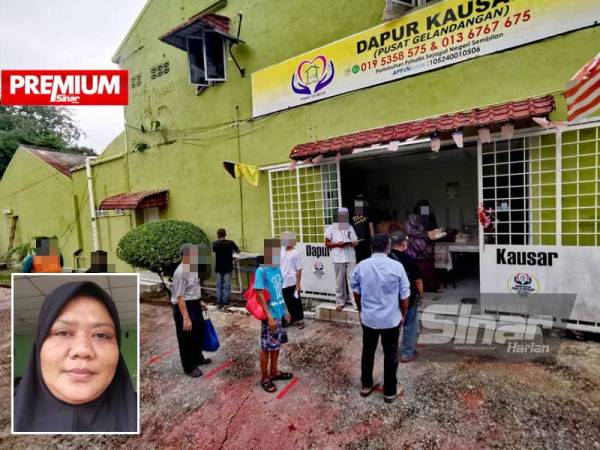 Gelandangan beratur untuk mengambil makanan di Dapur Kausar yang terletak di Jalan Kapitan Tam Yeong, Seremban. Gambar kecil: Azlin Ali