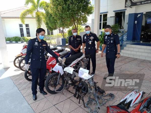 Shafa'aton menunjukkan antara komponen dan motosikal curi yang dirampas polis menerusi Operasi Lejang Kumpulan Azhar bermula dari 1 hingga 18 Februari lalu.