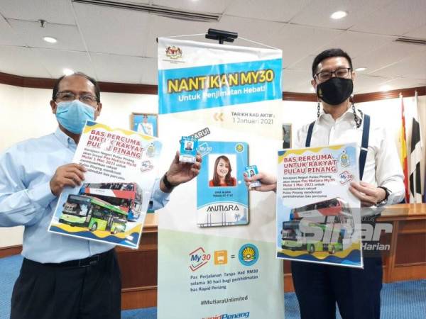 Zairil (kanan) bersama Ku Jamil menunjukkan poster dan kad pas percuma pada sidang akhbar pada Khamis.