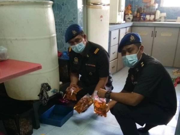 Serbuan ke atas premis di Taman Emas, Kulim pada Rabu mendapati berlaku penyalahgunaan lesen runcit menjual barang kawalan iaitu minyak masak bersubsidi.