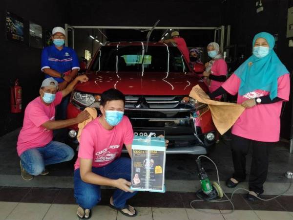 Nor Azrina (kanan) turut serta menyertai Program Cuci & Derma di D'Brilliant Auto Spa bagi mengutip dana bagi pembelian peranti bagi golongan B40.