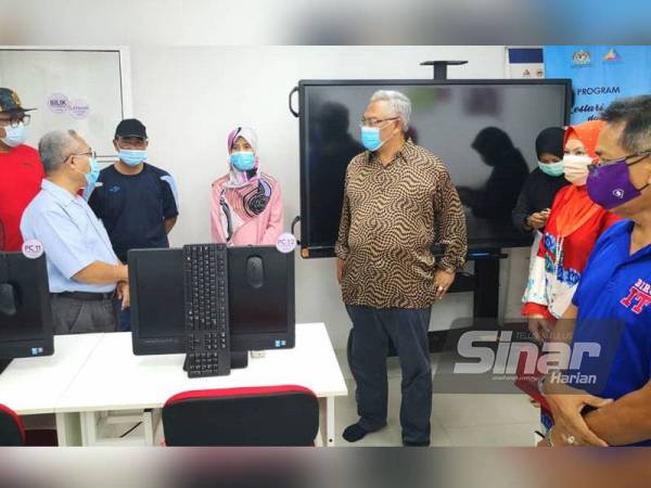 Noh (tiga dari kanan) mengadakan Lawatan Turun Padang bersama SKMM di Pusat Internet Kampung Sungai Sireh di sini pada Khamis.