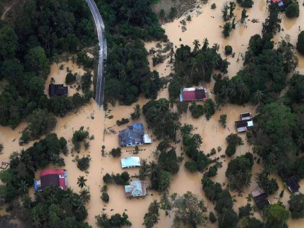 Keadaan banjir di Lipis Pahang melalui tinjauan udara bersama Jabatan Bomba dan Penyelamat pada 4 Januari lalu.  - Foto Fail Bernama
