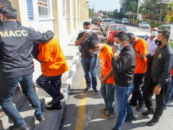 Empat termasuk seorang pegawai kanan polis dibawa ke Kompleks Mahkamah Georgetown pada Jumaat untuk mendapat perintah reman bagi membantu siasatan berhubung kes rasuah membabitkan wang RM500,000.