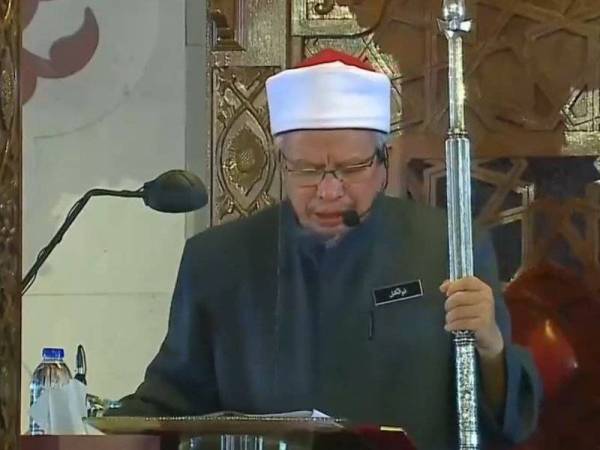 Dr Zulkifli ketika menyampaikan khutbah Jumaat bertajuk ‘Malaysia Prihatin: Peranan Bersama’ di Masjid Putra di sini, pada Jumaat.