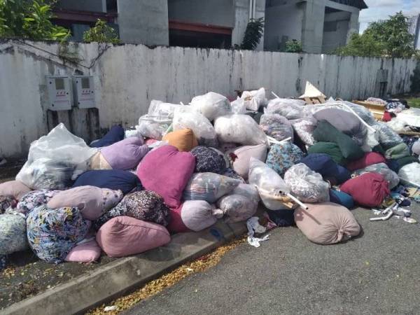 Longgokan sisa fabrik yang dikesan dibuang di lokasi tidak sepatutnya.