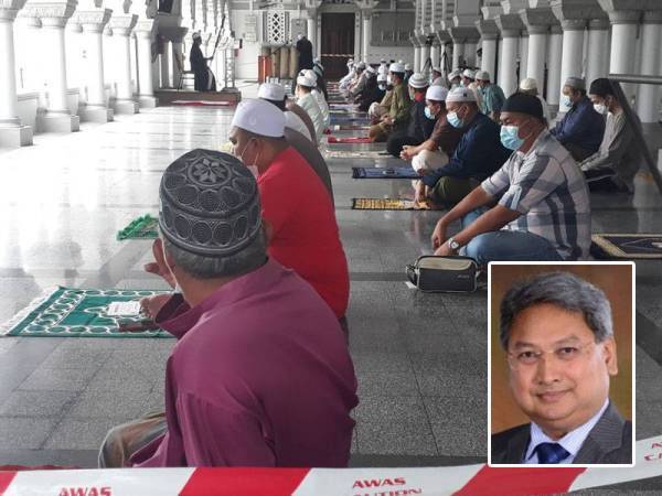 Jemaah yang hadir menunaikan solat Jumaat di Masjid Zahir, Alor Setar pada Jumaat mematuhi SOP yang ditetapkan. Gambar kecil: Mohd Yusri 