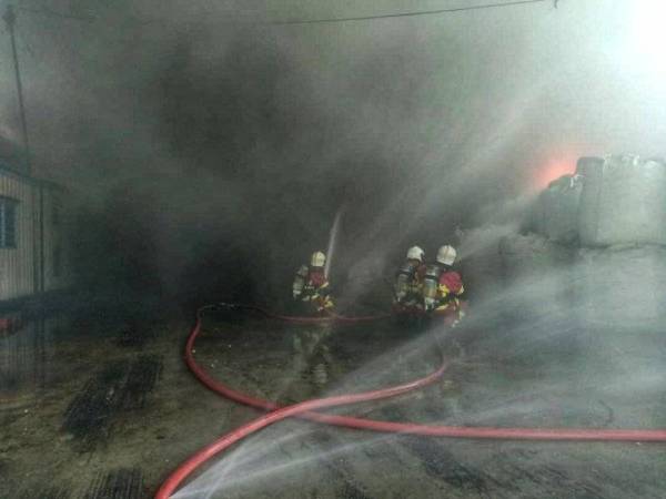 Anggota bomba mengawal api daripada merebak. Foto JBPM Selangor.