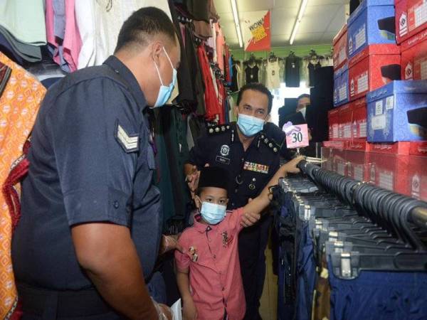 Anak anggota IPD Serdang terima baucar Pusat Pakaian Hari-Hari