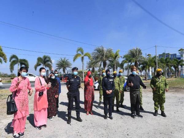 Surina (empat dari kanan) bergambar bersama wakil-wakil media dan petugas barisan hadapan di SJR Sanglang pada majlis penyampaian sumbangan kepada petugas barisan hadapan pada Jumaat. Foto Bernama