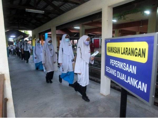 Waktu mula peperiksaan SPM 2020 sesi petang dipinda dari jam 2 petang kepada 2.15 petang bagi memberi ruang kepada calon berehat, makan dan menunaikan solat. - Foto Bernama