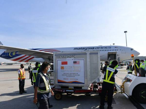 Malaysia hari ini menerima vaksin Covid-19 keluaran Sinovac yang diterbangkan dari Beijing, China menerusi penerbangan Malaysia Airlines MH319.  - Foto Bernama