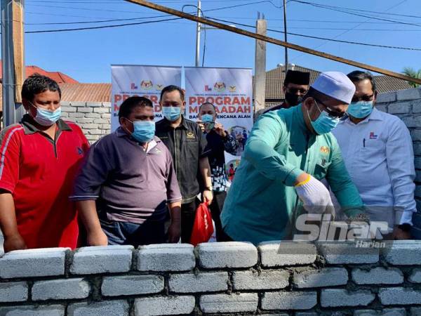 Ahmad Marzuk menyempurnakan gimik pembinaan semula rumah tiga beradik termasuk seorang OKU yang terlibat dalam kebakaran di Pengkalan Chepa pada Sabtu.