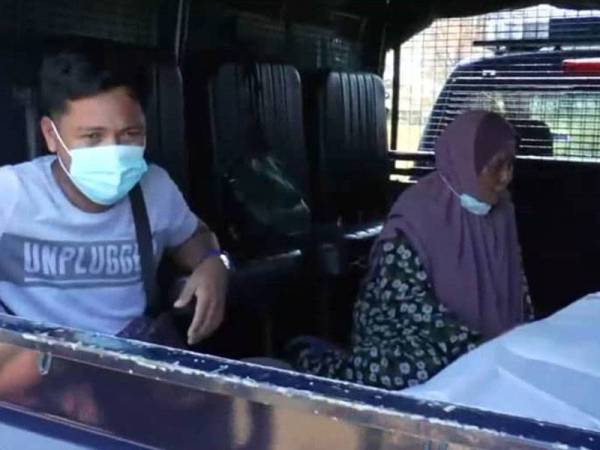 Ahli keluarga mengiringi jenazah mangsa yang dihantar ke Unit Forensik Hospital Sultanah Nur Zahirah, Kuala Terengganu.