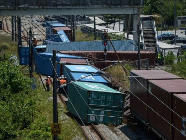 Sebuah tren kargo dengan muatan, tergelincir berhampiran Stesen Batu Tiga, hari ini mengakibatkan kedua-dua landasan berdekatan stesen tersebut terhalang sepenuhnya. - Foto Bernama