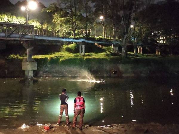 Seorang kanak-kanak ditemukan lemas, manakala seorang lagi masih hilang selepas terjatuh dalam Sungai Skudai berhampiran Taman Ungku Tun Aminah, Johor Bahru pada Sabtu.