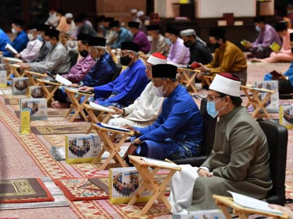 Muhyiddin bersama jemaah membaca surah Yassin, tahlil dan doa selamat yang dipimpin Ustaz Syukri Ali sempena Setahun Pentadbiran Kerajaan PNdi Masjid Putra pada Ahad. - foto BERNAMA