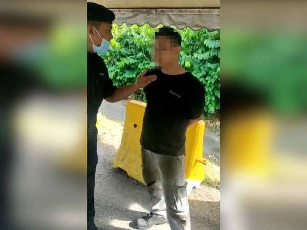 Video yang tular memaparkan lelaki bertindak mengeluarkan kata-kata kesat terhadap anggota polis yang menahannya dalam SJR pada 18 Februari lalu.