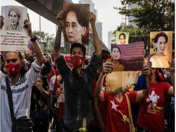 Beberapa penunjuk perasaan demokrasi mengadakan bantahan anti rampasan kuasa selepas tentera Myanmar isytihar darurat beberapa jam selepas menahan Suu Kyi dan pegawai kanan NLD yang lain pada Januari lalu.